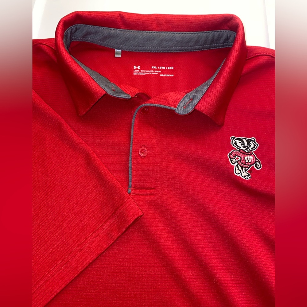 UNDER ARMOUR WISCONSIN BADGERS SS Polo Shirt Heatgear Wicking Red SIZE 2X EUC S4